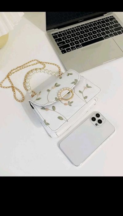 Дамска чанта с флорална бродерия