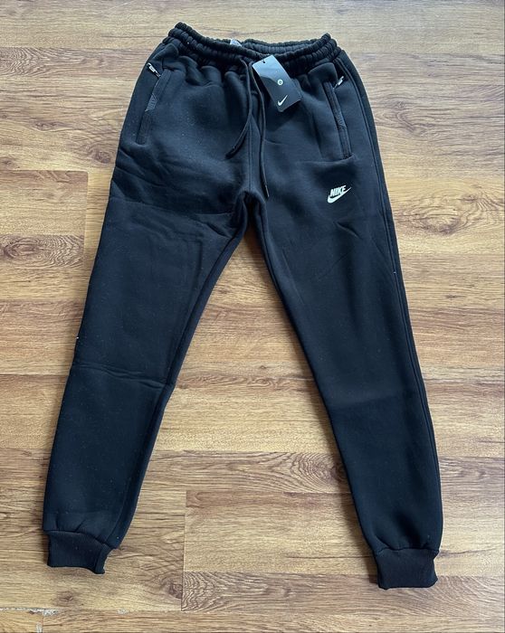 Мъжко,ватирано,черно долнище Nike с маншет и ципове на джобовете
