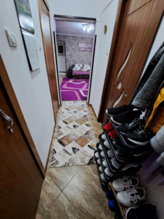 Vând apartament în Alexandria, 3 camere,balcon,2 debarale,etaj 4din4,izolat exterior, dar si izolare deasupra.