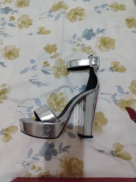 Продаются босоножки на платформе ,размер 36-37. Одевала 1 раз э