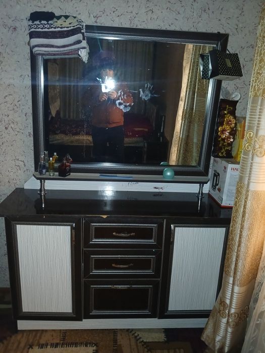 Диван,стенка,тримо,шфанер,детиски шкаф,тумба,гилам.