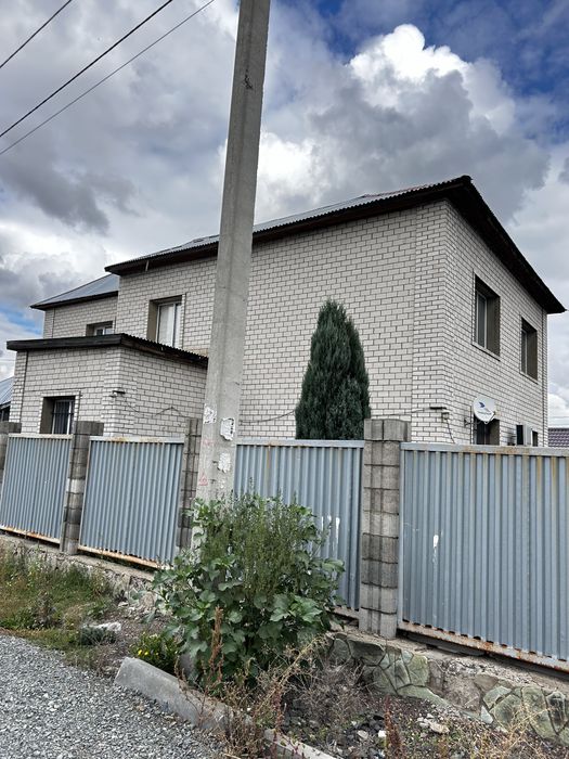 Продам двух этажный коттедж