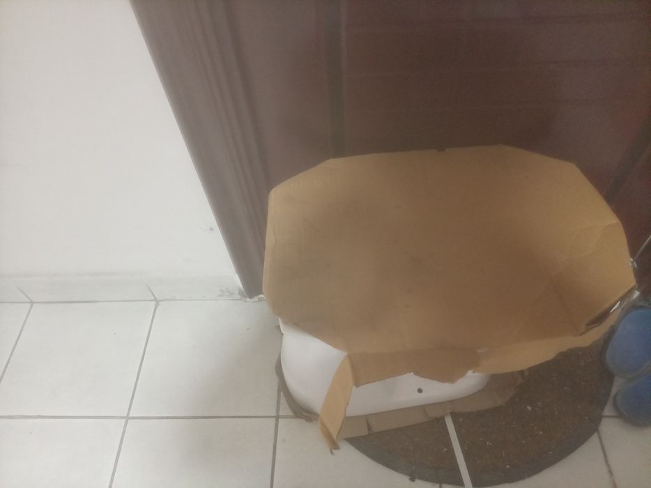 Vând vas wc nefolosit, ambalaj original