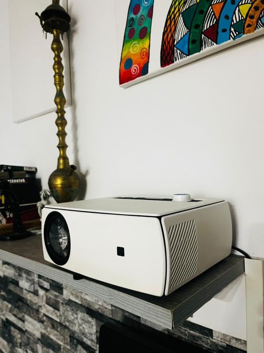 Videoproiector LOOSAFE cu ecran de proiectie 90”.  4:3