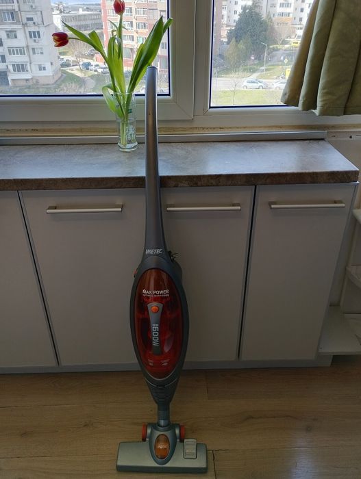 Вертикална прахосмукачка