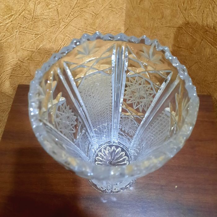Югославский хрусталь, красивая ваза для цветов в идеальном состоянии.