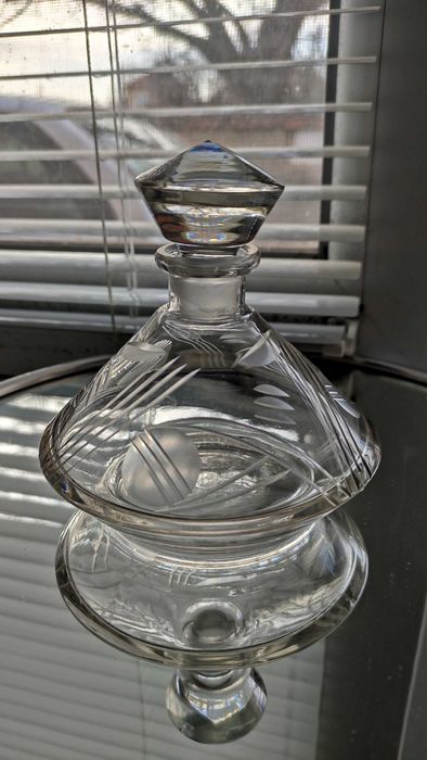 Малка кристална гарафка красива гравюра