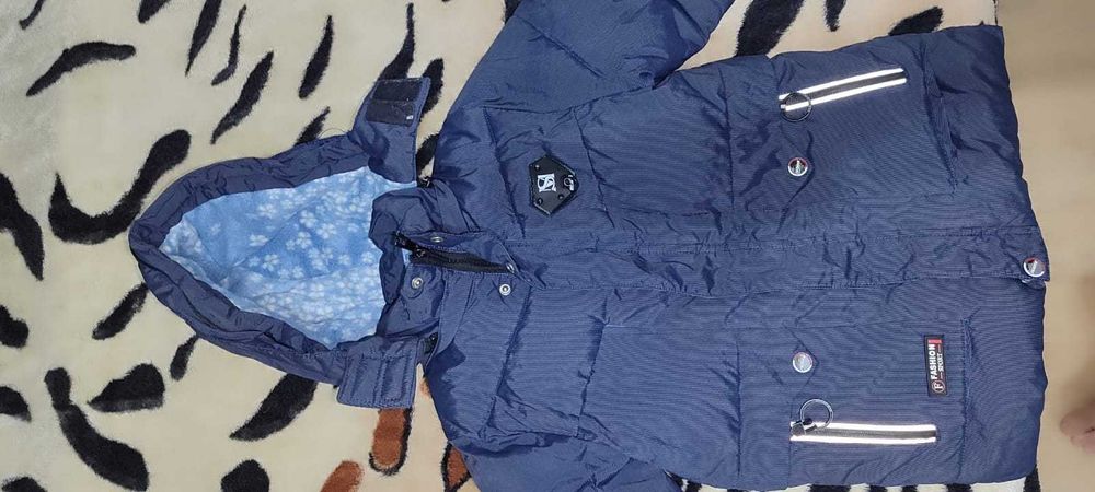 Куртка зима детская за 5000 отдам очень теплая на 3-4 года