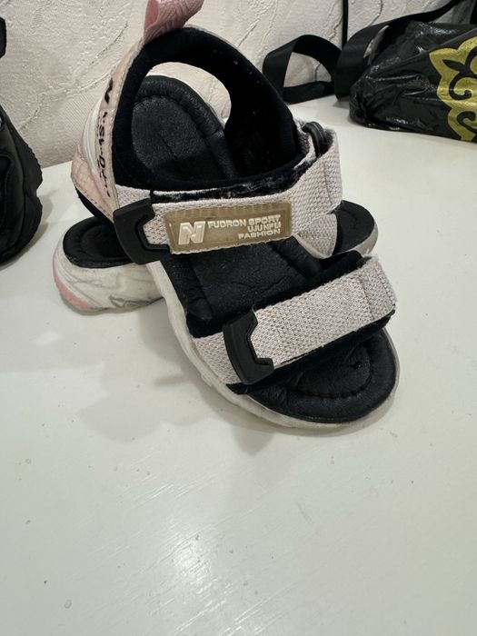 Кроссовки  на девочку, сандали