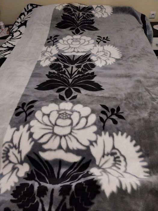 Ново  пухкаво луксозно  одеяло и пикник одеяло