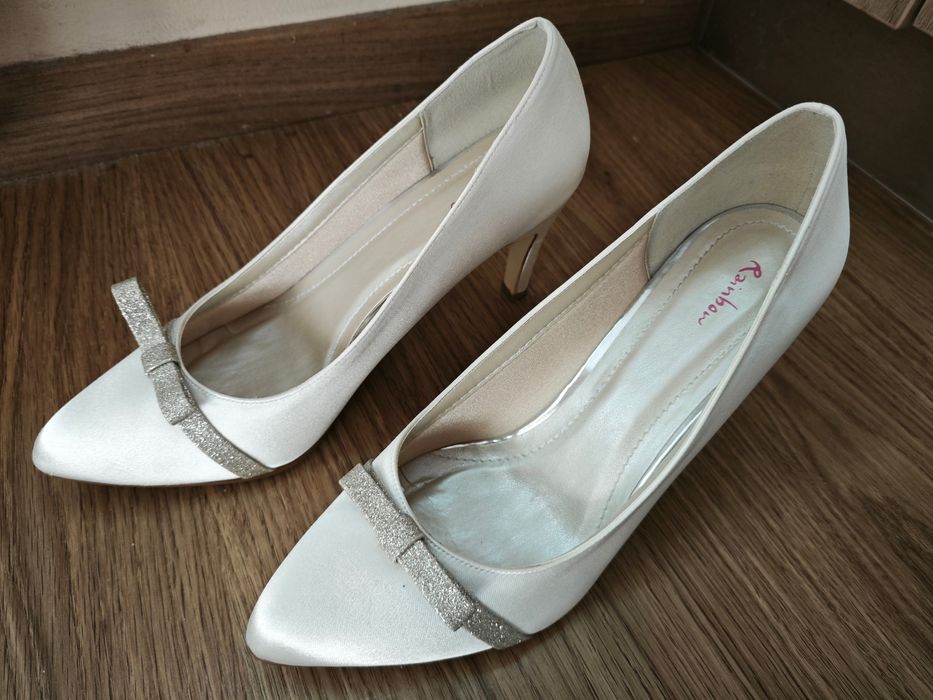 Бели дамски обувки
