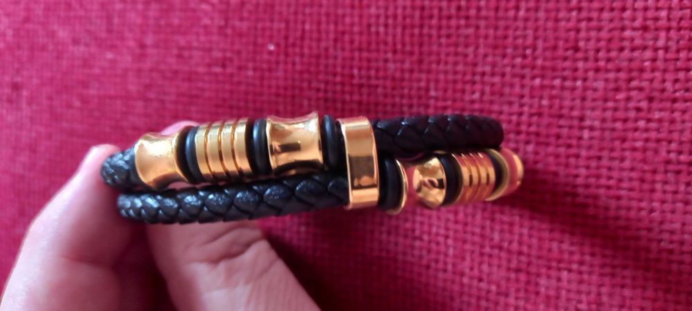 Мъжки гривни от естествена кожа и медицинска стомана с позлата