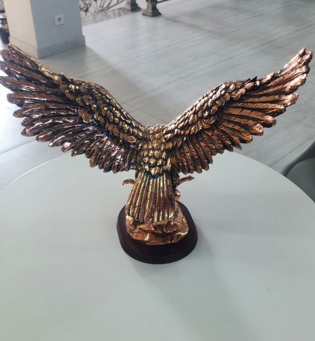 Statuetka burgut sotiladi