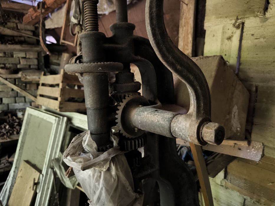 Стара ръчна настолна бормашина