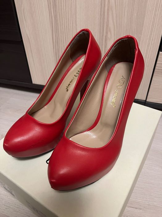 Червени обувки на ток