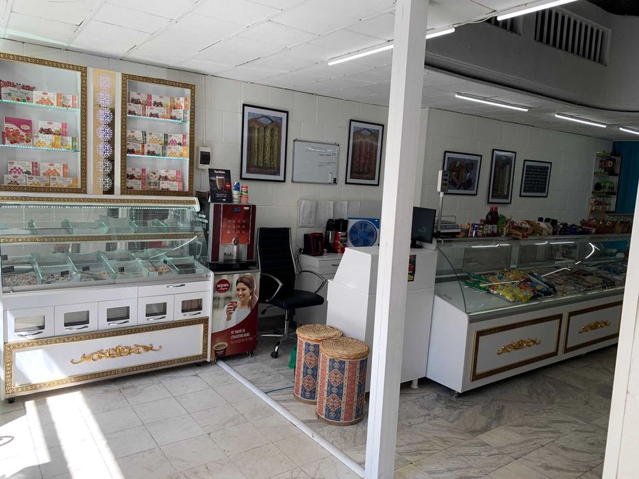 Спешно продава Ориенталски стил магазинни витрини и крайстенни стелажи