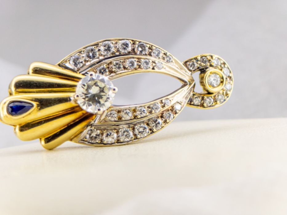 Продавам елегантна златна висулка с диаманти