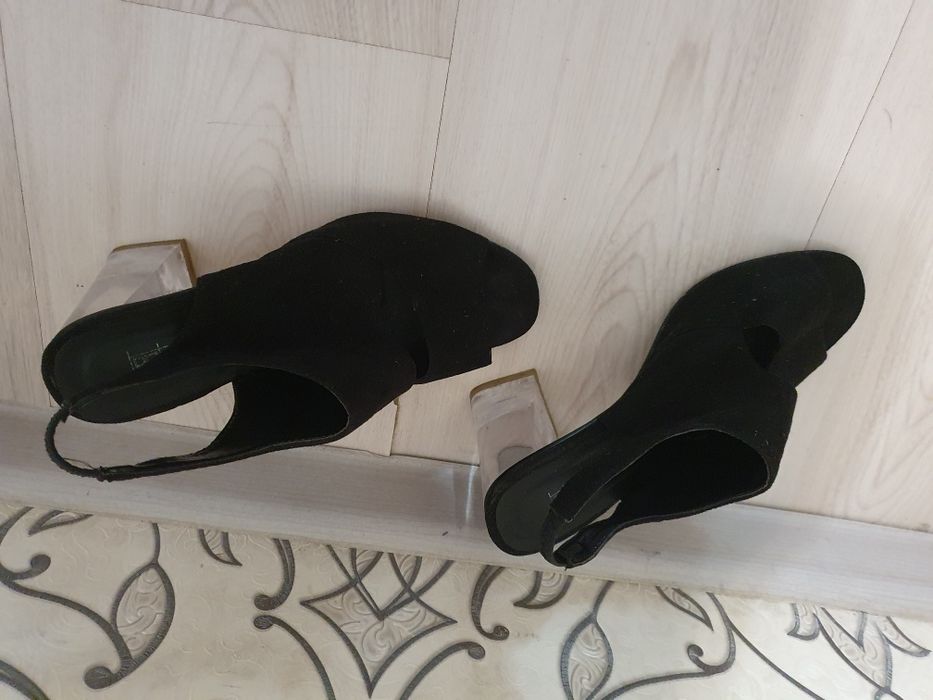 Женская обувь туфли.