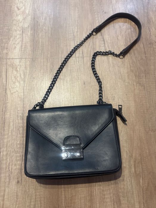 Малка черна чанта