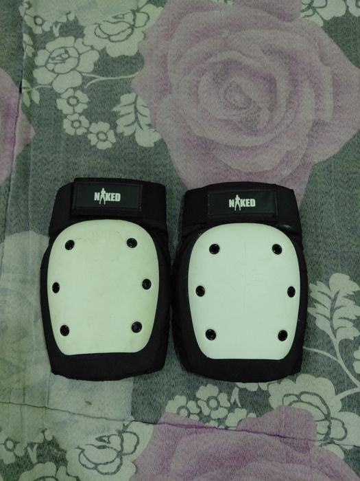 Протектори за крака Naked Pro Knee Pads.