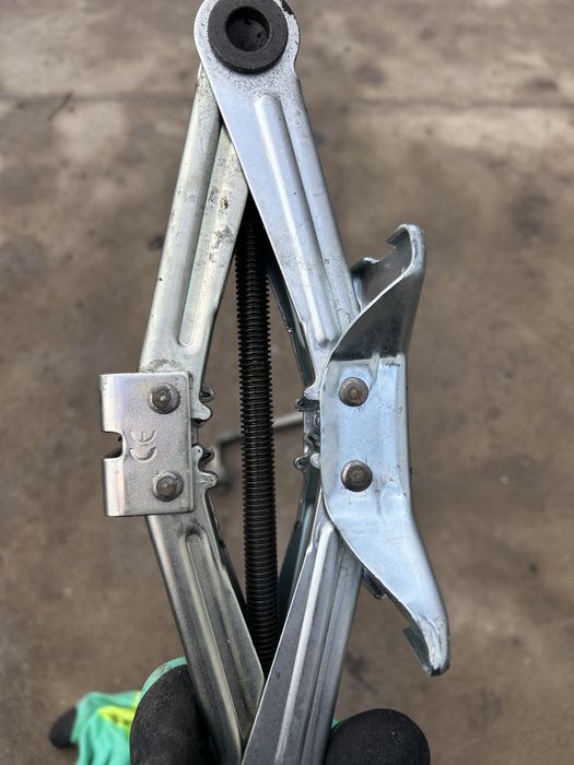 Крик с ключ Toyota Yaris 2020г