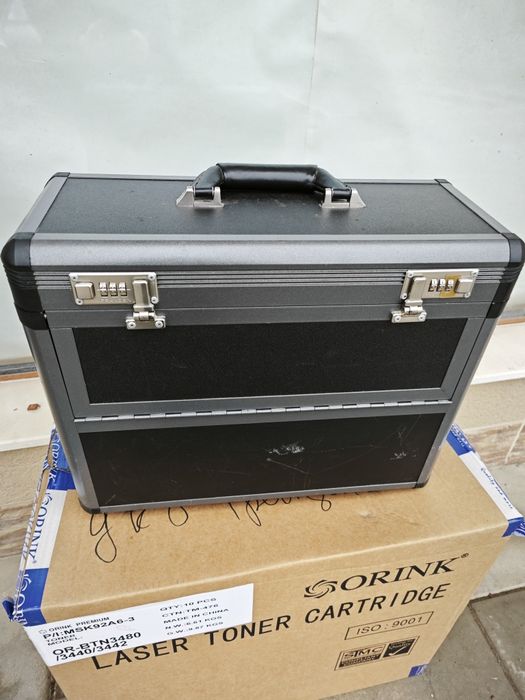 Куфар за инструменти или оборудване.