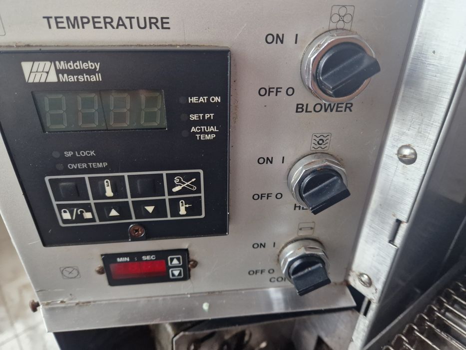 Vând cuptor covrigi marshall