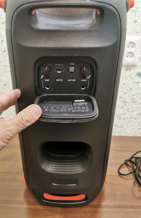 Продам Музыкальную Колонку JBL110