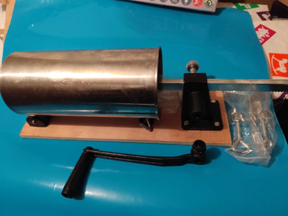 Машина за пълнене на суджуци и наденици