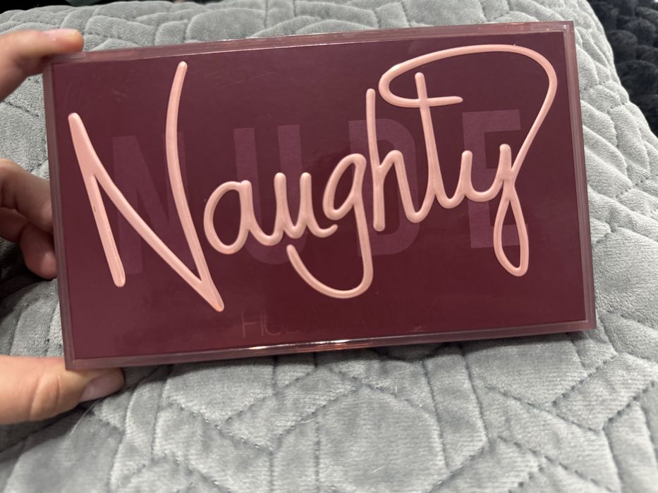 Палитра сенки за очи Huda beauty Naughty Nude