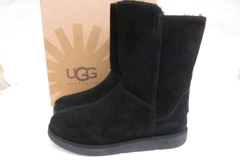 Ugg Classic cu fermoar din piele ! oferta 2026