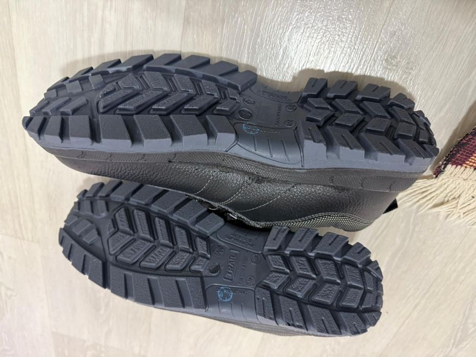 Продам новые спецботинки