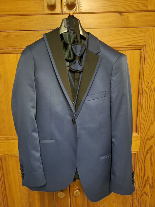 Официален костюм