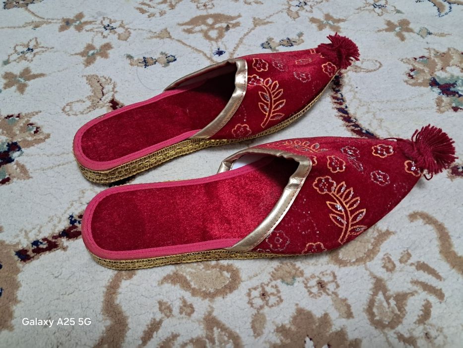 Красные тапочки принцессы.