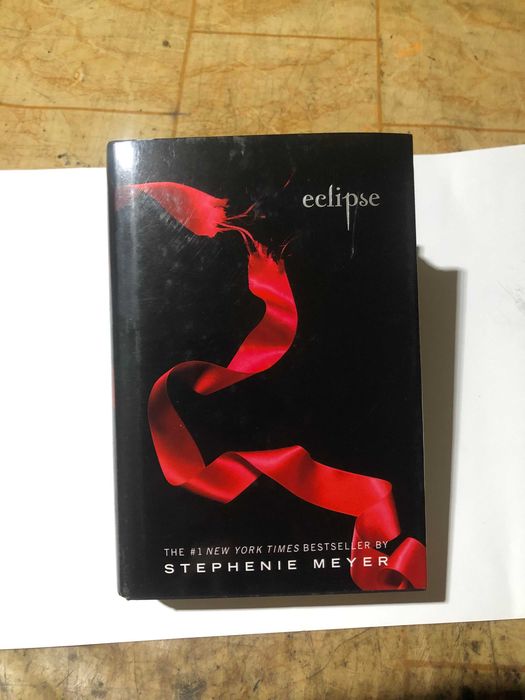Trilogia : THE TWILIGHT SAGA (Twilight - New Moon - Eclipse - Breaking Dawn) autor : Stephenie Meyer