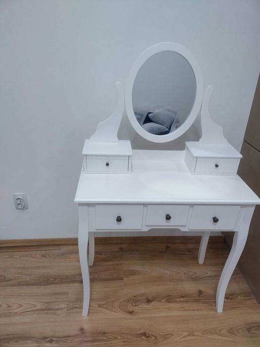 Нова тоалетка/бюро, сглобена