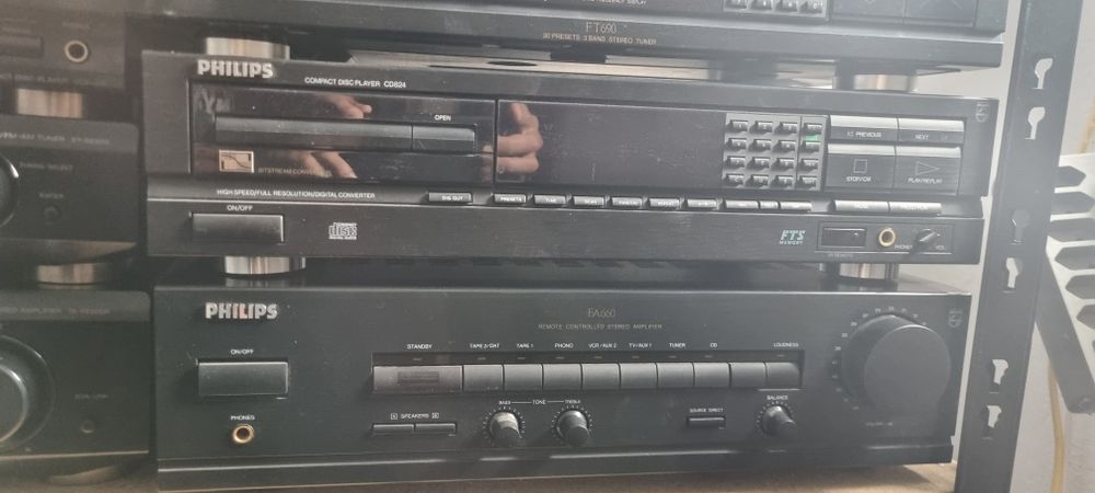Linie audio Philips compusa din Amplificator, dublu deck, cd player si tuner