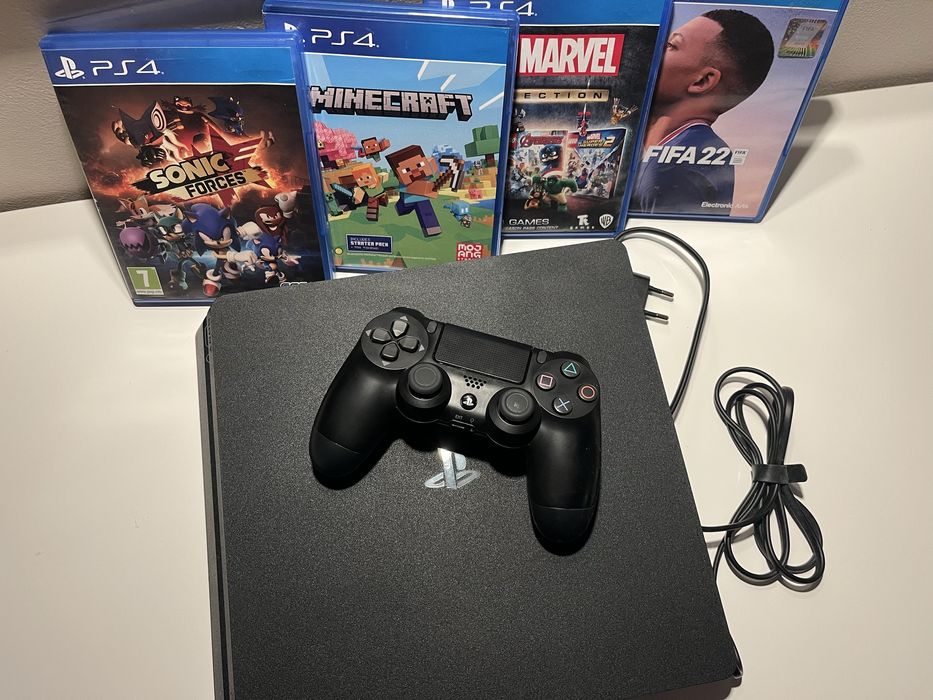 PS4 Slim в комплект с контролер и 4 броя игри