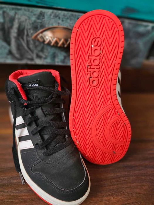 Кецове Адидас-черно и червено