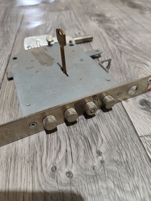 Замок на двери, ворота.