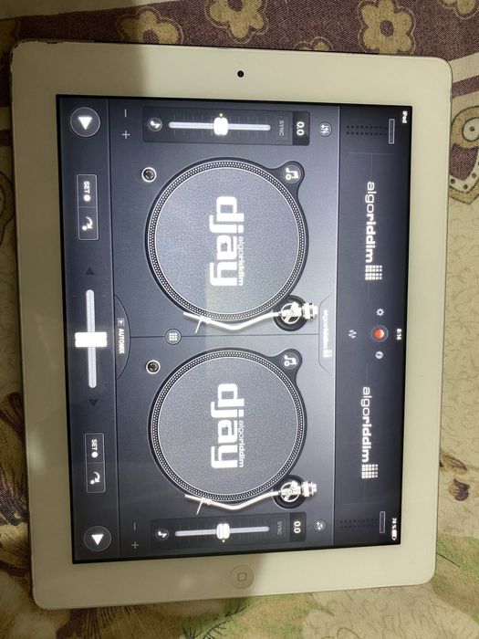 Ipadlar sotiladi dj urnatilgan zaryadi zur  tuy bop baraka topasiz