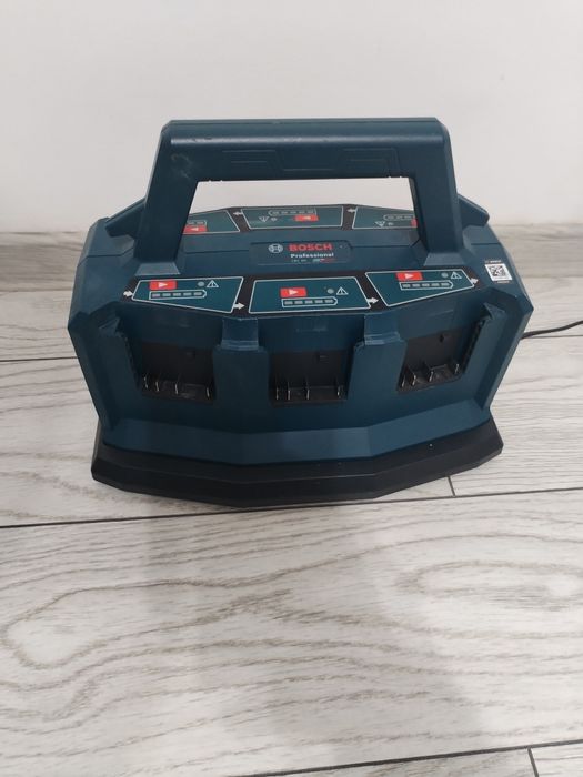 Incarcator pentru 6 acumulatori Bosch Professional GAL 18V6-80