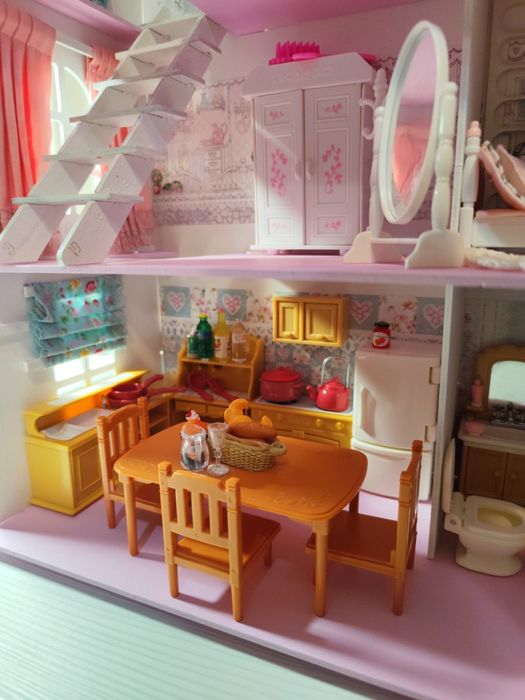 Продам кукольный домик