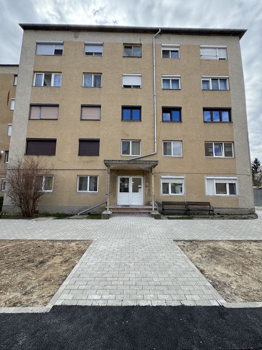 Vând apartament cu 3 camere