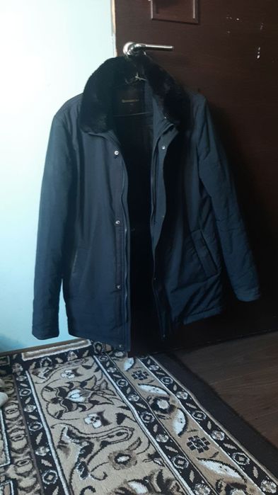 Куртка. Ийесине тар болып тур. Бир сезон кийилген.