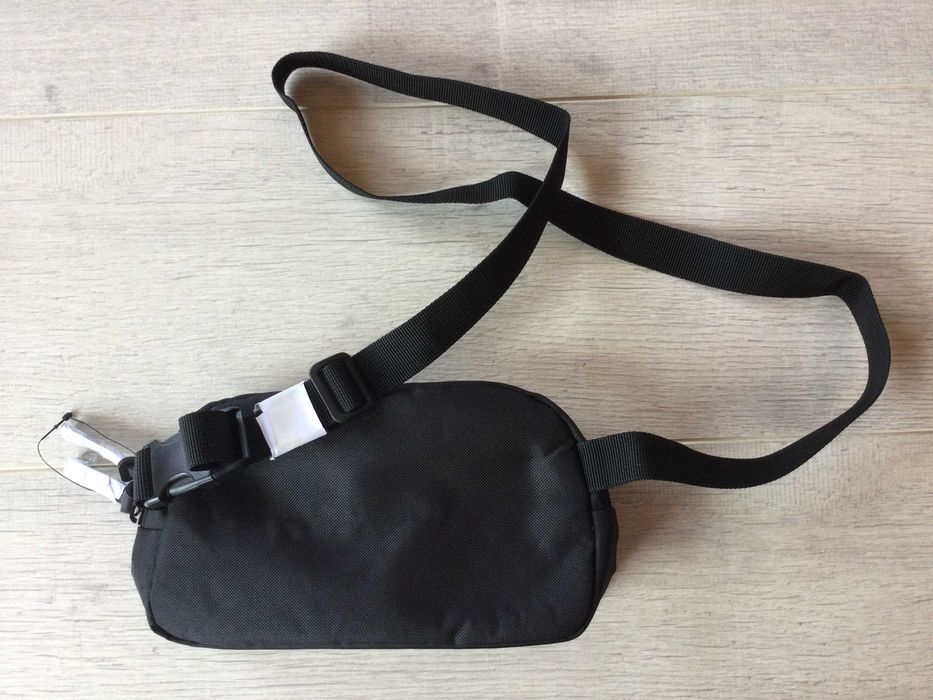 НОВА оригинална мъжка / унисекс черна чанта / crossbody bag / чантичка за кръста "банан" NEW BALANCE от САЩ