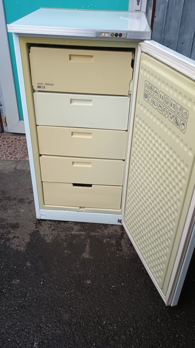 Congelator Arctic 5 rafturi.Asigur Transport București și Ilfov