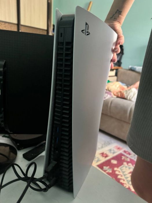 Продам Playstation 5, 2 джойстика, 4 диска