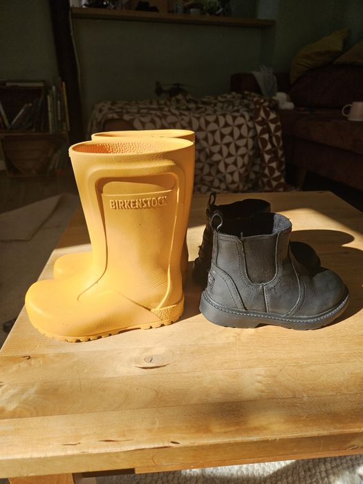 Гумени ботуши Birkenstock и кожени боти UGG