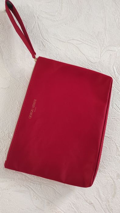 Клатч-косметичка от GIORGIO ARMANI красного цвета с замочком и ручкой.